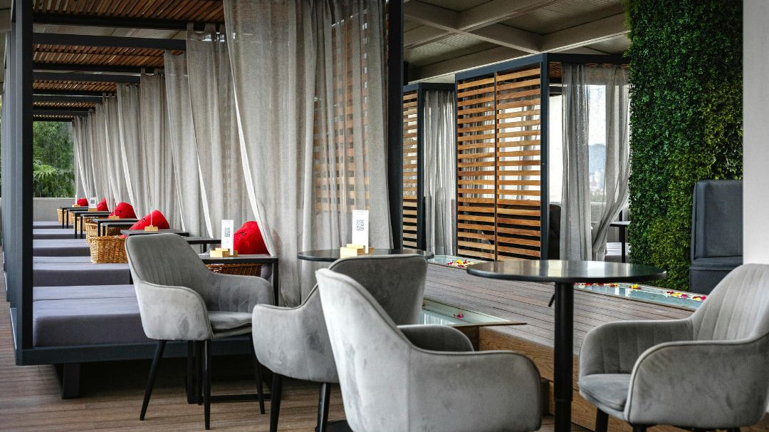 Motorized Outdoor Shades: UV Protection, Wind Stability & Smart Control