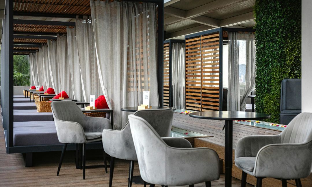 Motorized Outdoor Shades: UV Protection, Wind Stability & Smart Control
